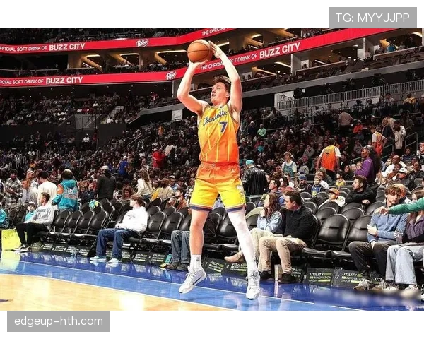 格兰特·威廉姆斯无球跑动提升防守质量 拉开球队多点进攻空间