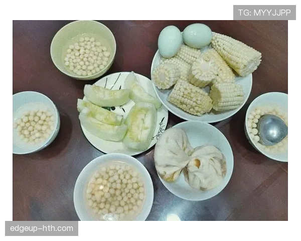 刚看到冯彦哲的生活照，训练硬汉下了场就成了五星早餐常客，差距感炸裂